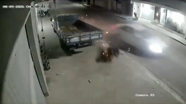 VÍDEO: motociclista é arremessado contra caminhão após ser atingido por carro em Ichu