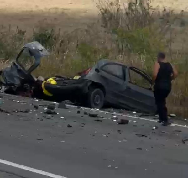 Idoso morre após carro bater de frente com ônibus na BR-116, em Santa Bárbara