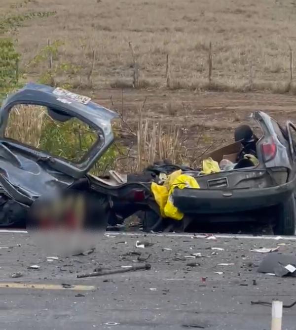 Idoso morre após carro bater de frente com ônibus na BR-116, em Santa Bárbara