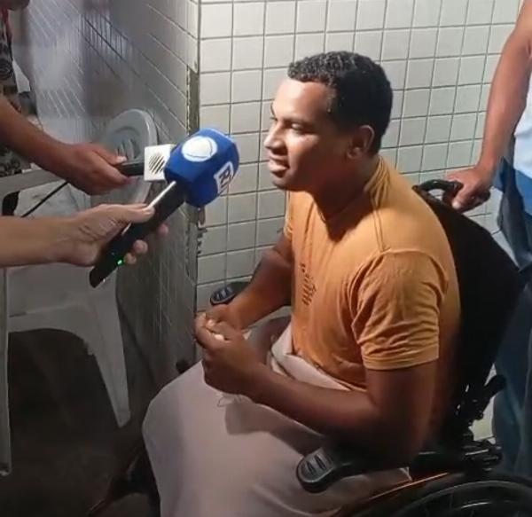 Robert Astro, cantor que teve pernas amputadas, recebe alta hospitalar