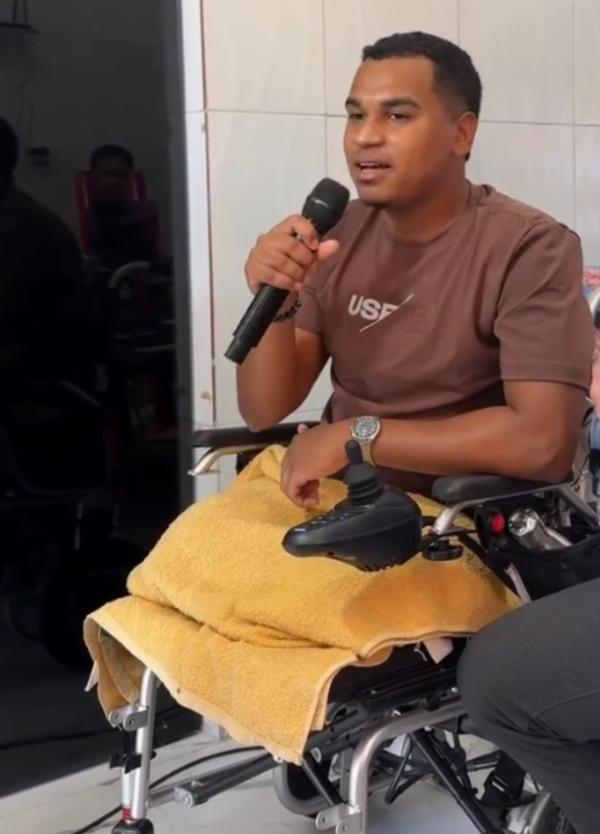 Cantor que perdeu as pernas após ser prensado por carros em Serrinha diz que quer voltar aos palcos