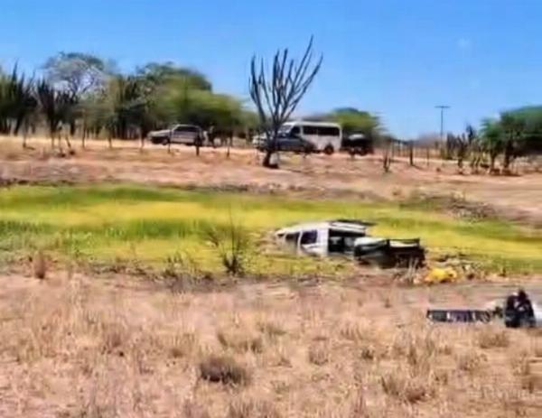 Van com nove ocupantes perde freios, rompe cancela e cai em lagoa em Riachão do Jacuipe