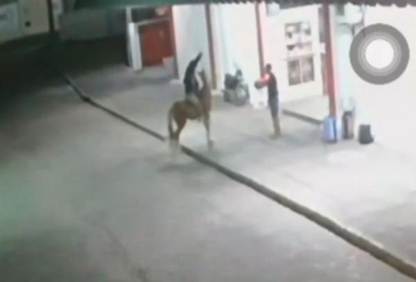 Ipirá: homem rouba lanchonete a cavalo e assalta até quem segurou o animal para ele