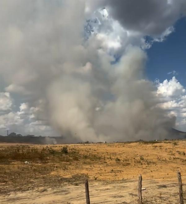 Incêndio em lixão cobre Senhor do Bonfim com fumaça