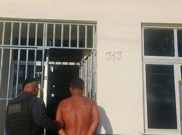 Homem é preso suspeito de agredir filhos e jogar óleo quente contra companheira em Santaluz