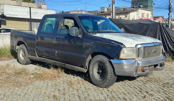 Morador de Água Fria é perseguido e morto a tiros dentro de caminhonete em Feira de Santana