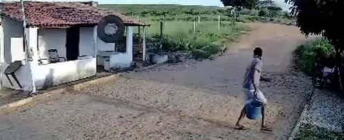 Pneu de carreta destrói casa em Jeremoabo