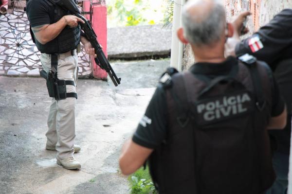 Homem é preso em flagrante por posse ilegal de armas após mandado de busca em Monte Santo