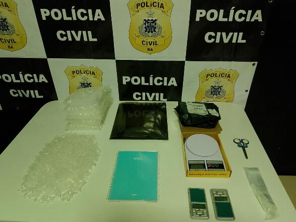 Mulher de 35 anos suspeita de chefiar organização criminosa é presa em Conceição do Almeida