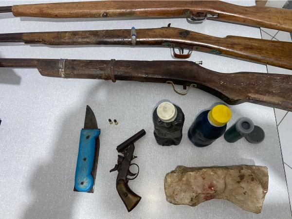 Homem é preso com armas de fogo após denúncia de violência familiar em Rafael Jambeiro