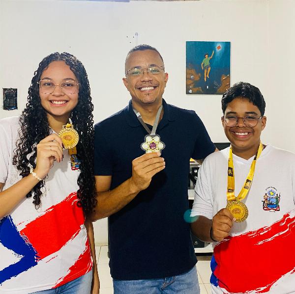 Estudantes de Ribeira do Pombal desenvolvem absorvente sustentável a partir da fibra da bananeira