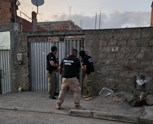Polícia prende dois e apreende armas e munições em Cansanção