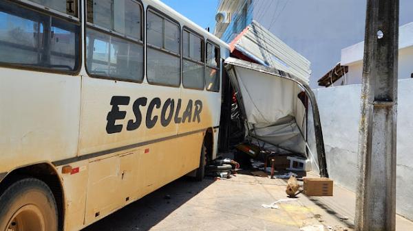 Mulher morre e duas pessoas ficam feridas após ônibus desgovernado atingir ponto de mototáxi e trailer em Miguel Calmon