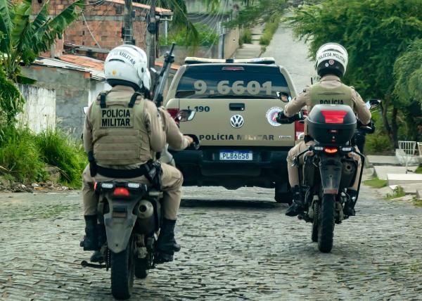 Homem é preso após forçar outro a pular de prédio em Serrinha