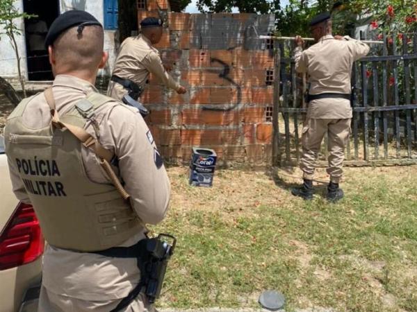 PM remove pichações com referência a facção criminosa em bairro de Serrinha