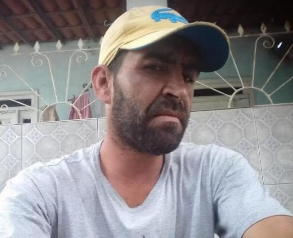 Pedreiro é espancado a pauladas após briga por gasolina em Conceição do Coité