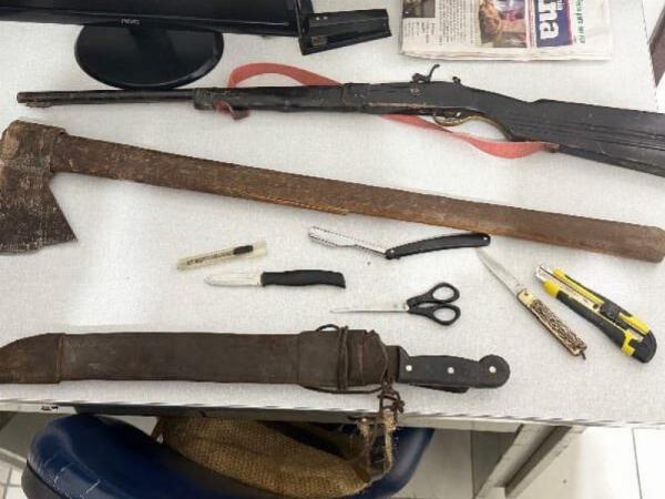 Homem é preso após ameaçar mãe de 76 anos com machado em Conceição do Coité