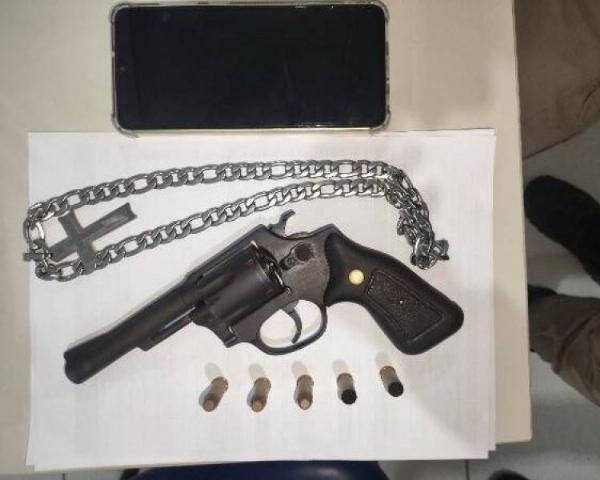 Homem é preso com arma de fogo após confusão em praça de Teofilândia