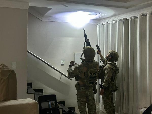 Operação contra tráfico de drogas e armas cumpre mandados em Serrinha e atinge organização criminosa em seis estados