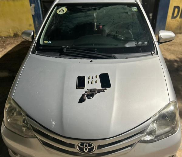 Suspeito de roubar carro é detido com arma em Irará