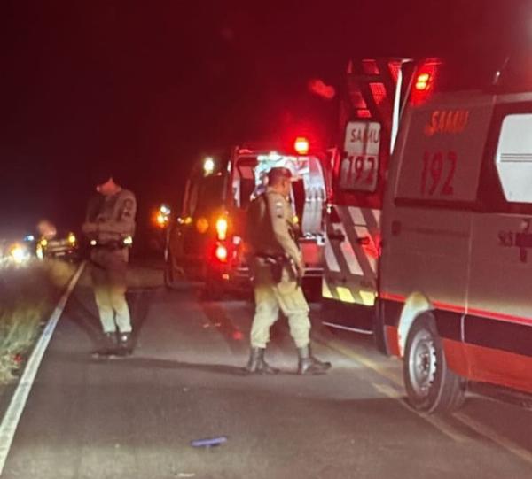 Pai e filho morrem após moto ser atingida por carro na BA-120, em Queimadas