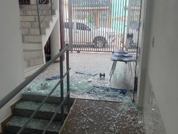 Réu finge ir ao banheiro, quebra porta de vidro e tenta fugir durante julgamento em Teofilândia