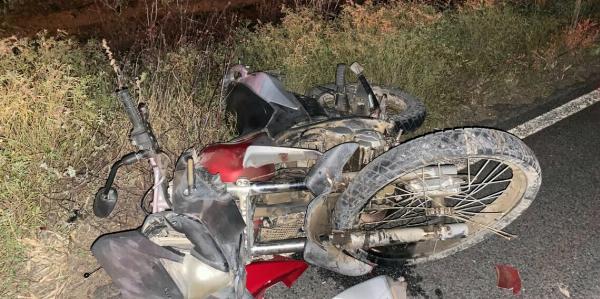 Vaqueiro morre após moto ser atingida por carro em Queimadas; motorista é preso suspeito de embriaguez