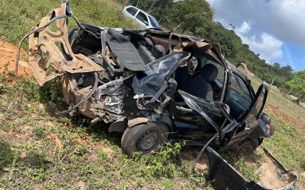Carro capota e deixa quatro pessoas feridas em trecho de acesso à zona rural de Ouriçangas