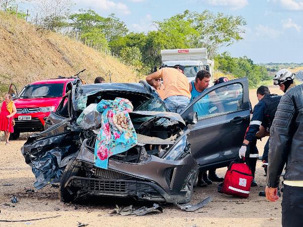 Ultrapassagem malsucedida provoca batida frontal e deixa 4 feridos na BR-116, em Serrinha