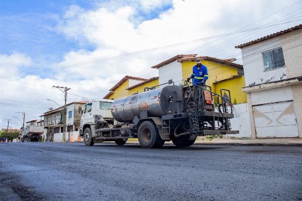 Prefeitura inicia "banho de asfalto" no Centro de Serrinha após obras de esgotamento sanitário