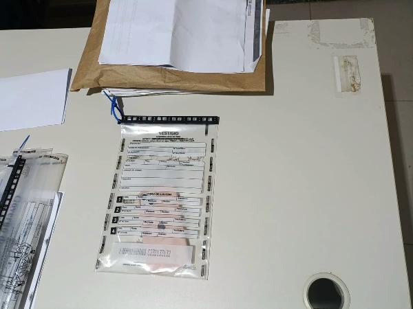 Advogada criminalista vira alvo de operação por ocultar patrimônio de facção na Bahia Cinco mandados de busca e apreensão foram cumpridos na manhã desta quarta-feira (5) em imóveis de Eunápolis, no extremo sul da Bahia, durante a Operação Chicana. A ação tem como alvo a advogada Brunay Seippel Subtítulo, de 28 anos, investigada pelos crimes de participação em organização criminosa, falsidade ideológica e fraude processual. As ordens judiciais foram expedidas pela Vara Criminal da Comarca de Itabela. Segundo as investigações, a suspeita teria participado de um esquema de fraudes documentais e processuais que utilizava documentos ideologicamente falsos e contratos supostamente simulados para dar aparência de legalidade à ocultação de patrimônio e à obtenção de vantagens ilícitas em benefício de integrantes de uma organização criminosa. As apurações apontam ainda que o grupo investigado atua na região de Itabela e é suspeito da prática de crimes como homicídios, tráfico de drogas e outros delitos violentos que impactam a segurança pública no extremo sul baiano. Durante o cumprimento dos mandados, foram apreendidos aparelhos eletrônicos e documentos que serão submetidos à perícia. O material deve auxiliar no aprofundamento das investigações, na identificação de possíveis coautores e na produção de novas provas. Nas redes sociais, Brunay se apresenta como advogada criminalista e utiliza o slogan "Luto pela liberdade!". Em seu perfil, afirma atuar "da defesa estratégica do flagrante à execução penal", além de informar que presta serviços em Eunápolis e em outras cidades do país. Segundo informações iniciais, a advogada também integrava a Comissão de Direito Criminal, Sistema Prisional e Segurança Pública da Subseção de Eunápolis da Ordem dos Advogados do Brasil (OAB-BA). A Operação Chicana foi realizada pela Polícia Civil, por meio da Delegacia Territorial de Itabela, com apoio das diretorias regionais de Polícia do Interior Sul e Sudoeste, além das 23ª e 7ª Coordenadorias Regionais de Polícia do Interior, sediadas em Eunápolis e Ilhéus.