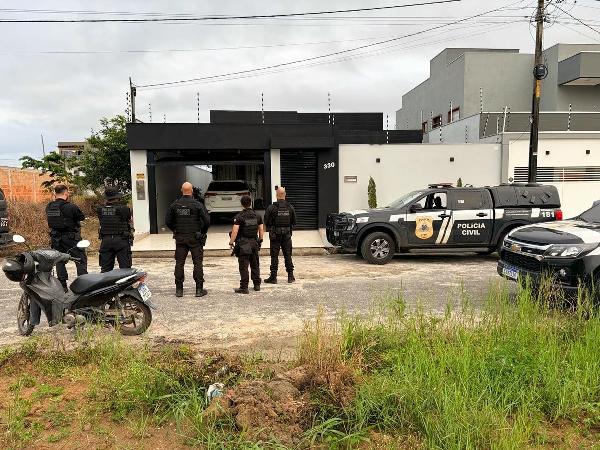 Advogada criminalista vira alvo de operação por ocultar patrimônio de facção na Bahia Cinco mandados de busca e apreensão foram cumpridos na manhã desta quarta-feira (5) em imóveis de Eunápolis, no extremo sul da Bahia, durante a Operação Chicana. A ação tem como alvo a advogada Brunay Seippel Subtítulo, de 28 anos, investigada pelos crimes de participação em organização criminosa, falsidade ideológica e fraude processual. As ordens judiciais foram expedidas pela Vara Criminal da Comarca de Itabela. Segundo as investigações, a suspeita teria participado de um esquema de fraudes documentais e processuais que utilizava documentos ideologicamente falsos e contratos supostamente simulados para dar aparência de legalidade à ocultação de patrimônio e à obtenção de vantagens ilícitas em benefício de integrantes de uma organização criminosa. As apurações apontam ainda que o grupo investigado atua na região de Itabela e é suspeito da prática de crimes como homicídios, tráfico de drogas e outros delitos violentos que impactam a segurança pública no extremo sul baiano. Durante o cumprimento dos mandados, foram apreendidos aparelhos eletrônicos e documentos que serão submetidos à perícia. O material deve auxiliar no aprofundamento das investigações, na identificação de possíveis coautores e na produção de novas provas. Nas redes sociais, Brunay se apresenta como advogada criminalista e utiliza o slogan "Luto pela liberdade!". Em seu perfil, afirma atuar "da defesa estratégica do flagrante à execução penal", além de informar que presta serviços em Eunápolis e em outras cidades do país. Segundo informações iniciais, a advogada também integrava a Comissão de Direito Criminal, Sistema Prisional e Segurança Pública da Subseção de Eunápolis da Ordem dos Advogados do Brasil (OAB-BA). A Operação Chicana foi realizada pela Polícia Civil, por meio da Delegacia Territorial de Itabela, com apoio das diretorias regionais de Polícia do Interior Sul e Sudoeste, além das 23ª e 7ª Coordenadorias Regionais de Polícia do Interior, sediadas em Eunápolis e Ilhéus.