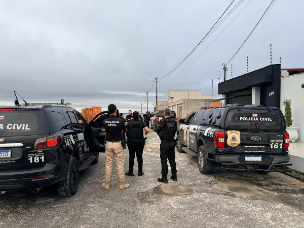 Advogada criminalista vira alvo de operação por ocultar patrimônio de facção na Bahia Cinco mandados de busca e apreensão foram cumpridos na manhã desta quarta-feira (5) em imóveis de Eunápolis, no extremo sul da Bahia, durante a Operação Chicana. A ação tem como alvo a advogada Brunay Seippel Subtítulo, de 28 anos, investigada pelos crimes de participação em organização criminosa, falsidade ideológica e fraude processual. As ordens judiciais foram expedidas pela Vara Criminal da Comarca de Itabela. Segundo as investigações, a suspeita teria participado de um esquema de fraudes documentais e processuais que utilizava documentos ideologicamente falsos e contratos supostamente simulados para dar aparência de legalidade à ocultação de patrimônio e à obtenção de vantagens ilícitas em benefício de integrantes de uma organização criminosa. As apurações apontam ainda que o grupo investigado atua na região de Itabela e é suspeito da prática de crimes como homicídios, tráfico de drogas e outros delitos violentos que impactam a segurança pública no extremo sul baiano. Durante o cumprimento dos mandados, foram apreendidos aparelhos eletrônicos e documentos que serão submetidos à perícia. O material deve auxiliar no aprofundamento das investigações, na identificação de possíveis coautores e na produção de novas provas. Nas redes sociais, Brunay se apresenta como advogada criminalista e utiliza o slogan "Luto pela liberdade!". Em seu perfil, afirma atuar "da defesa estratégica do flagrante à execução penal", além de informar que presta serviços em Eunápolis e em outras cidades do país. Segundo informações iniciais, a advogada também integrava a Comissão de Direito Criminal, Sistema Prisional e Segurança Pública da Subseção de Eunápolis da Ordem dos Advogados do Brasil (OAB-BA). A Operação Chicana foi realizada pela Polícia Civil, por meio da Delegacia Territorial de Itabela, com apoio das diretorias regionais de Polícia do Interior Sul e Sudoeste, além das 23ª e 7ª Coordenadorias Regionais de Polícia do Interior, sediadas em Eunápolis e Ilhéus.