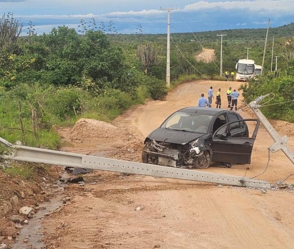 Mulher fica ferida após bater carro contra poste em Santaluz