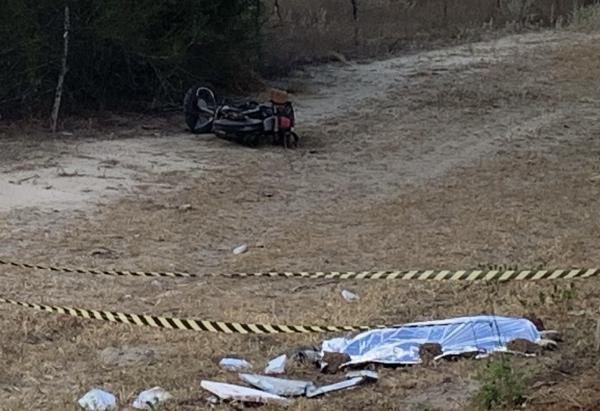 Idoso morre após perder controle de moto e cair às margens de estrada em Queimadas
