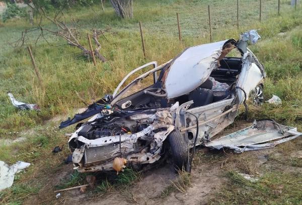 Irmãos morrem após colisão entre carro e micro-ônibus na BA-120, em Valente