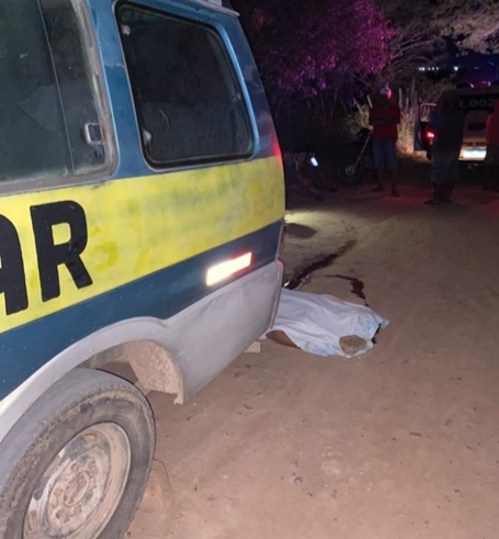 Motorista de transporte escolar é morto a tiros enquanto conduzia van com estudantes em Queimadas
