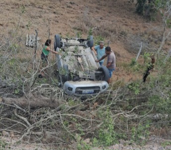 Motorista perde controle de veículo, desce ribanceira e capota em Conceição do Coité