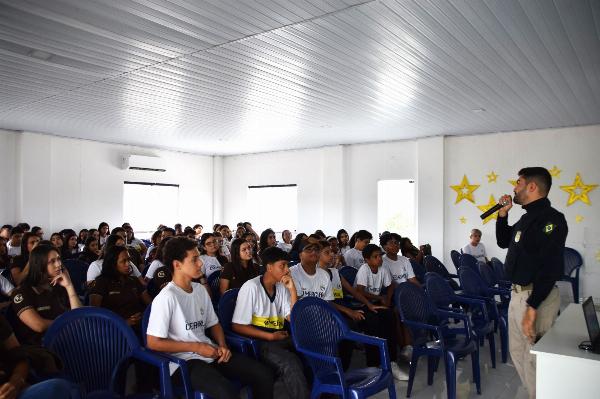 A Polícia Rodoviária Federal (PRF) realizou nos dias 9 e 10 de fevereiro no Colégio Comercial Serrinha um ciclo de palestras para alunos do ensino fundamental e médio, com temas voltados para educação para o trânsito. O evento, que teve 3 palestras durante a jornada, alcançou cerca de 310 estudantes, que acompanharam atentamente as exposições e participaram de forma ativa das discussões e dinâmicas propostas. A ação contou com palestras, apresentação de equipamentos e simulação de embriaguez. A iniciativa proporcionou um espaço de diálogo e reflexão, reforçando o compromisso da PRF com a educação como ferramenta de prevenção de acidentes e transformação social. A instituição acredita que o conhecimento e a conscientização são fundamentais para reduzir a violência no trânsito e fomentar valores de respeito, solidariedade e responsabilidade.