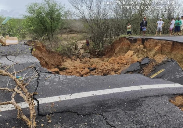 Trecho da BR-116 em Tucano é liberado após cratera se abrir na rodovia