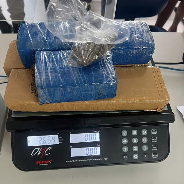 Adolescente de 14 anos é apreendido com quase 3 kg de maconha em Serrinha