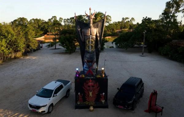 Estátua do Diabo de 11 metros é erguida no Ceará