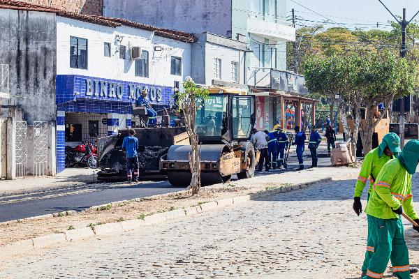 Prefeitura inicia pavimentação da Avenida Carlos de Freitas Mota, em Serrinha