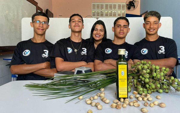 Estudantes de escola pública de Santa Bárbara transformam licuri em biodiesel