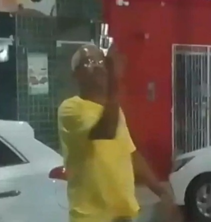 VÍDEO: Agente penitenciário é flagrado apontando arma e ameaçando pessoas em bar de Água Fria
