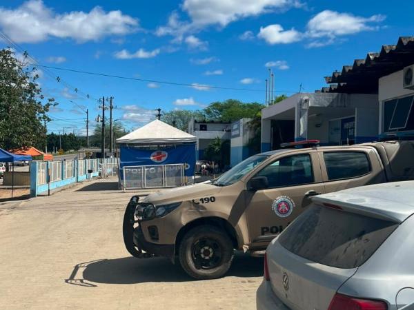 Homem é baleado em Serrinha e entra em igreja para pedir socorro