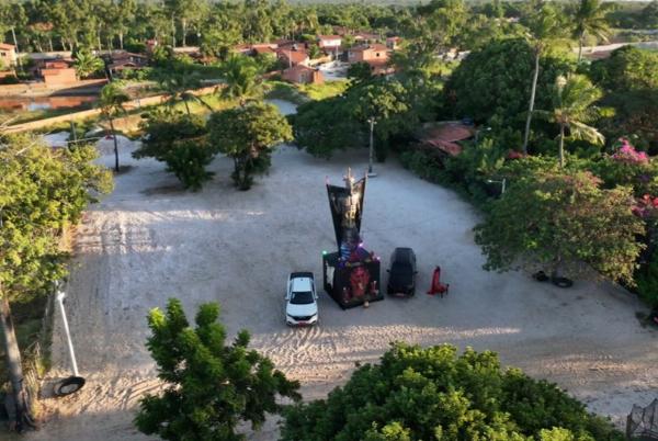 Estátua do Diabo de 11 metros é erguida no Ceará