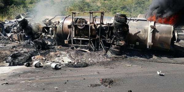 Motorista natural de Mairi morre após carreta-tanque pegar fogo em acidente na BR-116, em MG