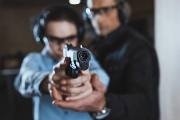 Comissão aprova projeto de redução de idade mínima para compra de arma de fogo