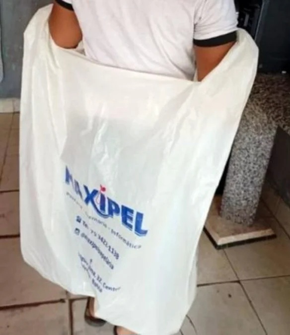 Alagoinhas: Autista faz cocô em fralda e escola o manda para casa em saco plástico